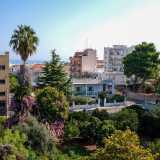 E affacciandoci dal parapetto possiamo osservare dall�alto i verdi alberi del rigoglioso giardino e il blu del vicino mar Adriatico, simbolo, assieme alle ville storiche, del borgo di Santo Spirito